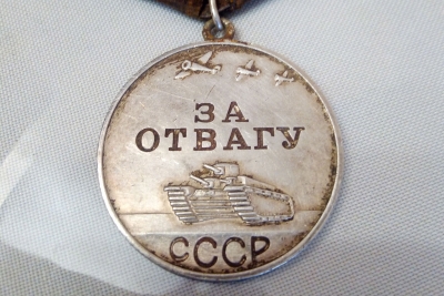 СПУСТЯ 80 ЛЕТ ПОСЛЕ ВОЙНЫ ПОИСКОВИКИ НАШЛИ И ПЕРЕДАЛИ РОДНЫМ МЕДАЛЬ ГЕРОЯ, ПОГИБШЕГО В БОБРУЙСКОМ КОТЛЕ