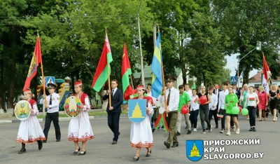 Трудовые коллективы прошли торжественным шествием по центральной улице