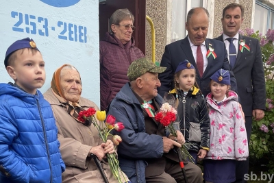 Праздник с доставкой на дом. В Могилеве поздравили ветерана Великой Отечественной войны