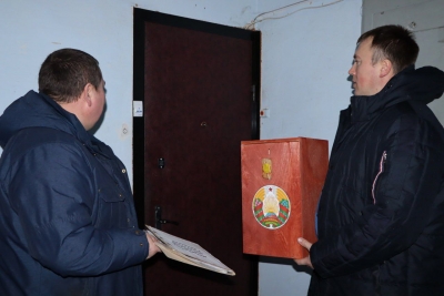 Члены участковой комиссии Славгородского участка для голосования №1 оправились к избирателям, которые по различным причинам не смогли самостоятельно прийти на участок.
