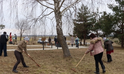 В районе трудовые коллективы приступили к наведению порядка на мемориальных комплексах, воинских захоронениях и памятных знаках