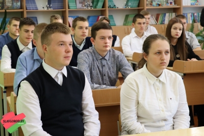  Глава депутатского корпуса Славгородчины Светлана Езерская в рамках Единого дня информирования посетила первую городскую школу