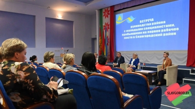 Руководство Славгородского района провело встречу с молодыми специалистами на премьере фильма «На другом берегу»