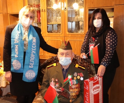 С вниманием и подарками к ветеранам!