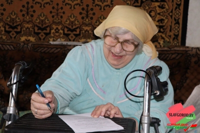 Члены участковой комиссии Славгородского участка для голосования №1 оправились к избирателям, которые по различным причинам не смогли самостоятельно прийти на участок