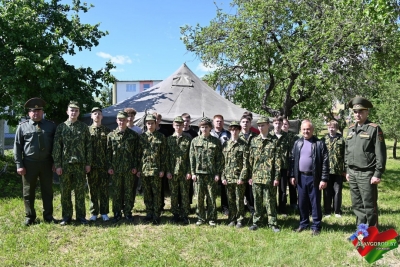 Копать окопы и&nbsp;метко стрелять: на&nbsp;Славгородчине стартовали полевые сборы для десятиклассников