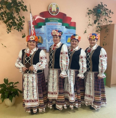 Дзяўчаты з народнага ансамбля народнай песні «Чапурушкі» прыйшлі на ўчастак для галасавання, каб выканаць свой грамадзянскі абавязак