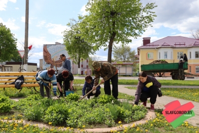 Продолжается наведение порядка на территории Славгородского района. Работники УКП «Жилкомхоз» проводят работы по озеленению городских улиц и дворовых территорий