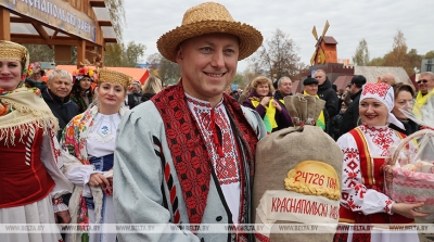 РЕПОРТАЖ: Вкусно и с размахом отмечает Славгород областные «Дажынкi»