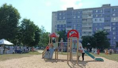ПЕРВУЮ В ЭТОМ СЕЗОНЕ ОБНОВЛЕННУЮ ДЕТСКУЮ ПЛОЩАДКУ ОТКРЫЛИ В МОГИЛЕВЕ ПО ПРОСПЕКТУ ШМИДТА, 6