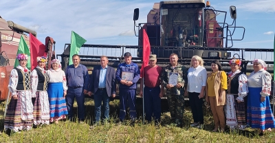 Заветный рубеж в тысячу тонн обмолоченого зерна и рапса в этом году преодолел молодой комбайнер ОАО «Привольный агро» Александр Шустиков