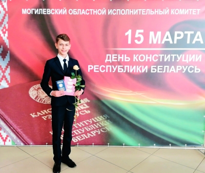 Исаченко во время вручения паспортов: за вами наша страна, любите и берегите ее