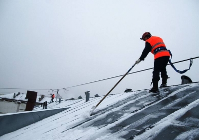 Рекомендации спасателей: как безопасно очистить крышу от&nbsp;снега и&nbsp;наледи